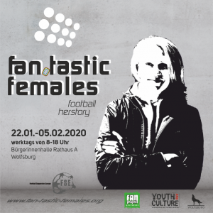 Flyer der Fan.Tastic Females in Wolfsburg - schwar-weiss auf Beton-Hintergrund - Fan.Tastic Females Logo links oben, Ausstellungsdaten darunter, rechts daneben ein weiblicher Fan aus Wolfsburg